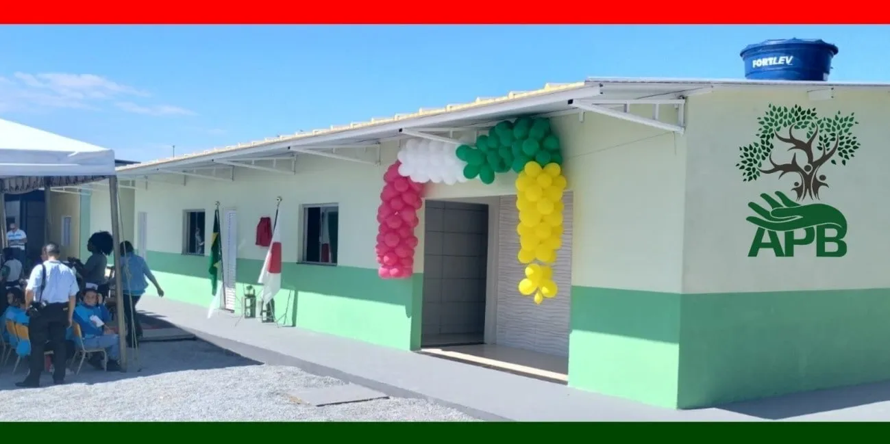 Fachada das novas salas de aula, pintada de verde e branco e decorada com balões.